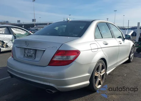 2011 Mercedes-Benz C 300 Sport 4Matic z USA, uszkodzony, nr VIN WDDGF8BBXBR163091